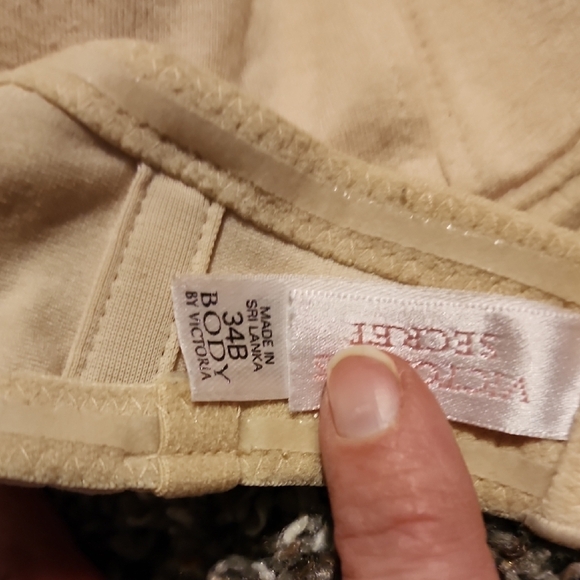 Victoria's Secret Cream Underwire Bra with Seamless Molded Cups - Picture 3 of 6